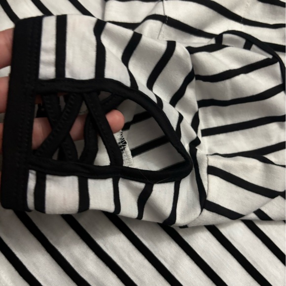 Guess Black and White Fitted Short Sleeve Tee - Picture 4 of 5